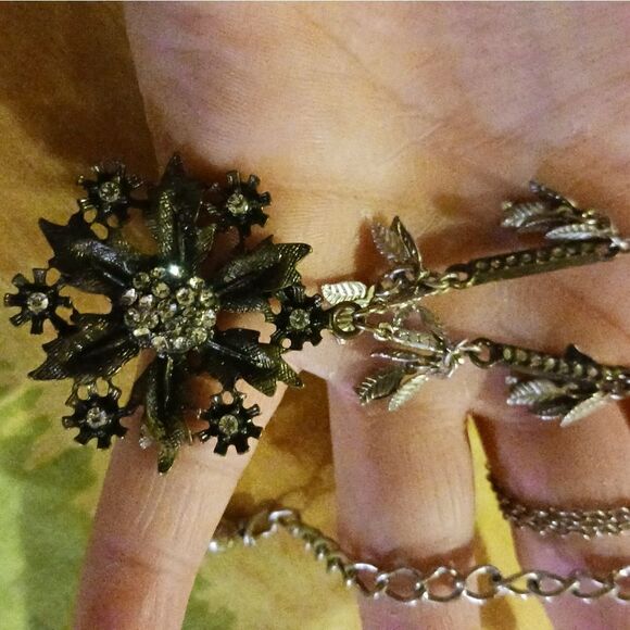 16" necklace with a rhinestone flower pendant - Picture 4 of 11